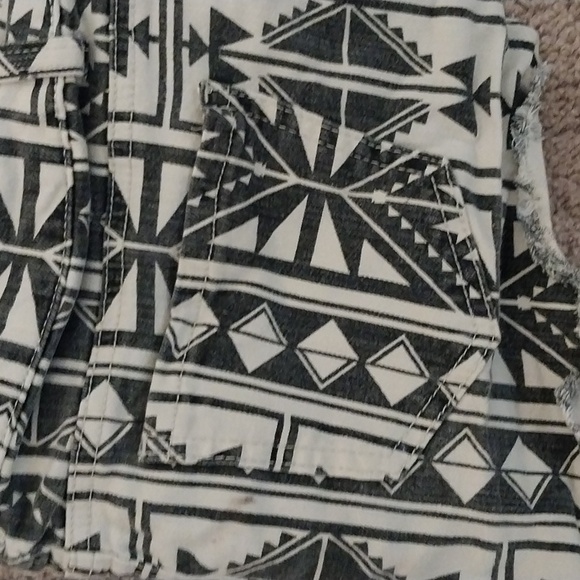 Preloved Forever 21 Aztec Short shorts size 30 - Picture 3 of 3